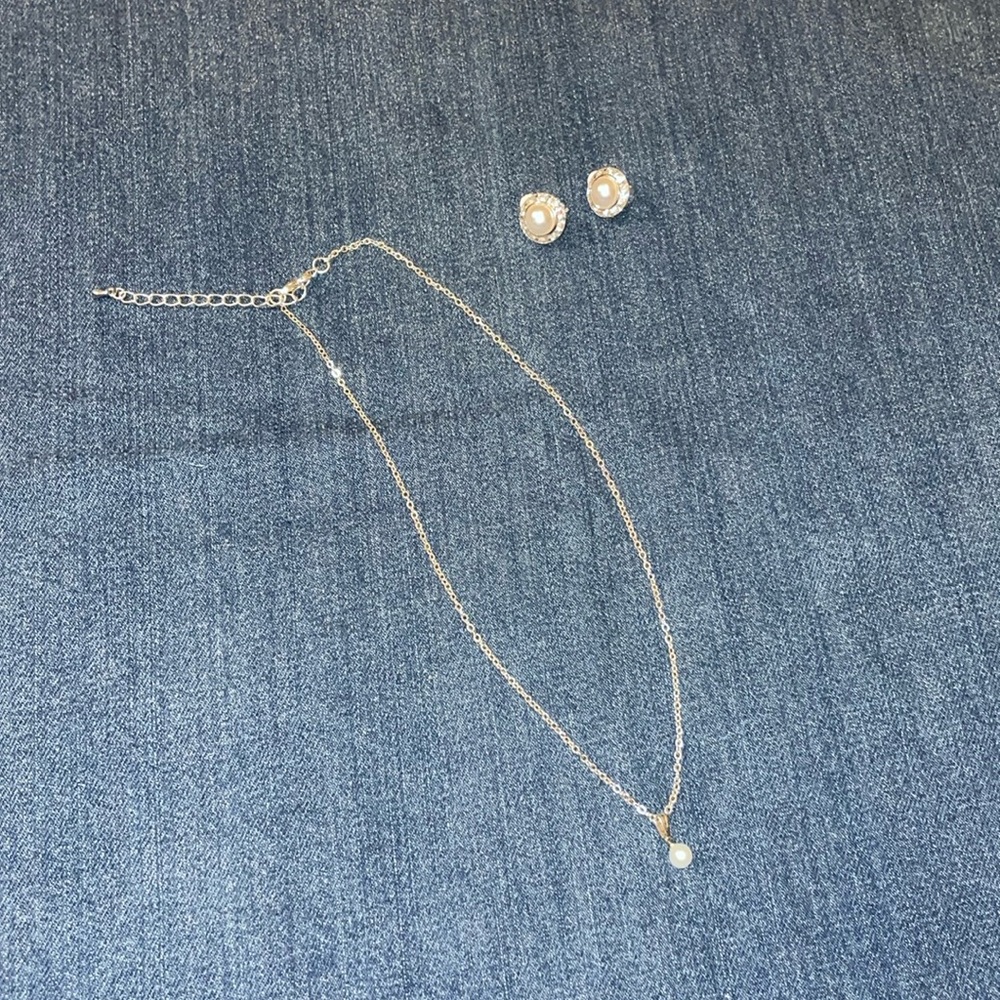 Silvertone and pearl set with clip on earrings
